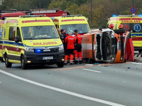 Tragiczny wypadek na Trasie Łazienkowskiej. Świadkowie wyciągali kierowcę przez bagażnik