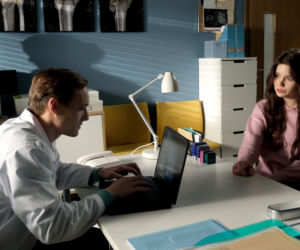 M jak miłość odc. 1932. Olek (Maurycy Popiel), pacjentka Monika (Zuzanna Lea Klinger)