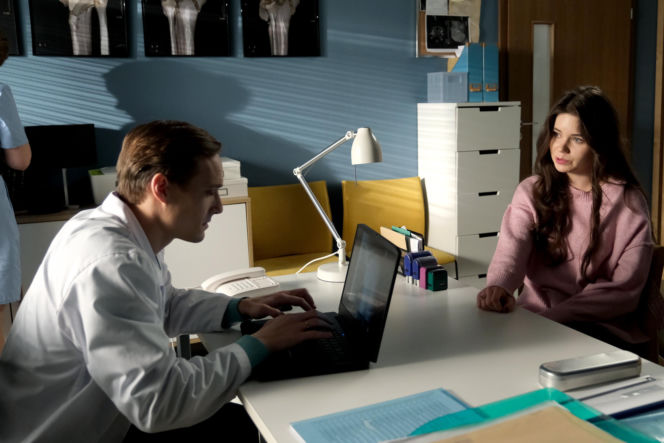 M jak miłość odc. 1932. Olek (Maurycy Popiel), pacjentka Monika (Zuzanna Lea Klinger)