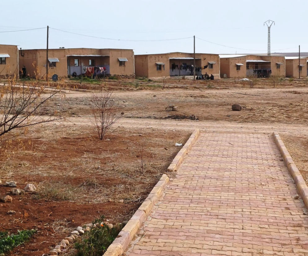 Gliniane domy w wiosce Jinwar w Syrii. O odbudowie miejsc dotkniętych wojną przeczytasz w serwisie Architektura.