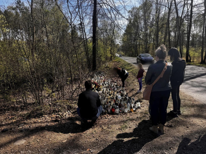 Morze zniczy w miejscu wypadku posła Łukasza Litewki