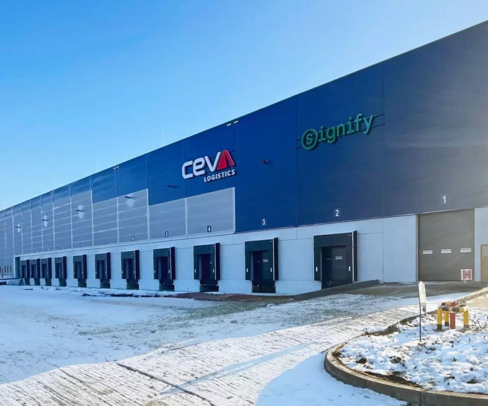 Duży, nowoczesny magazyn CEVA Logistics zimą. O przedłużeniu umowy z Orange Polska przeczytasz na Muratorplus.
