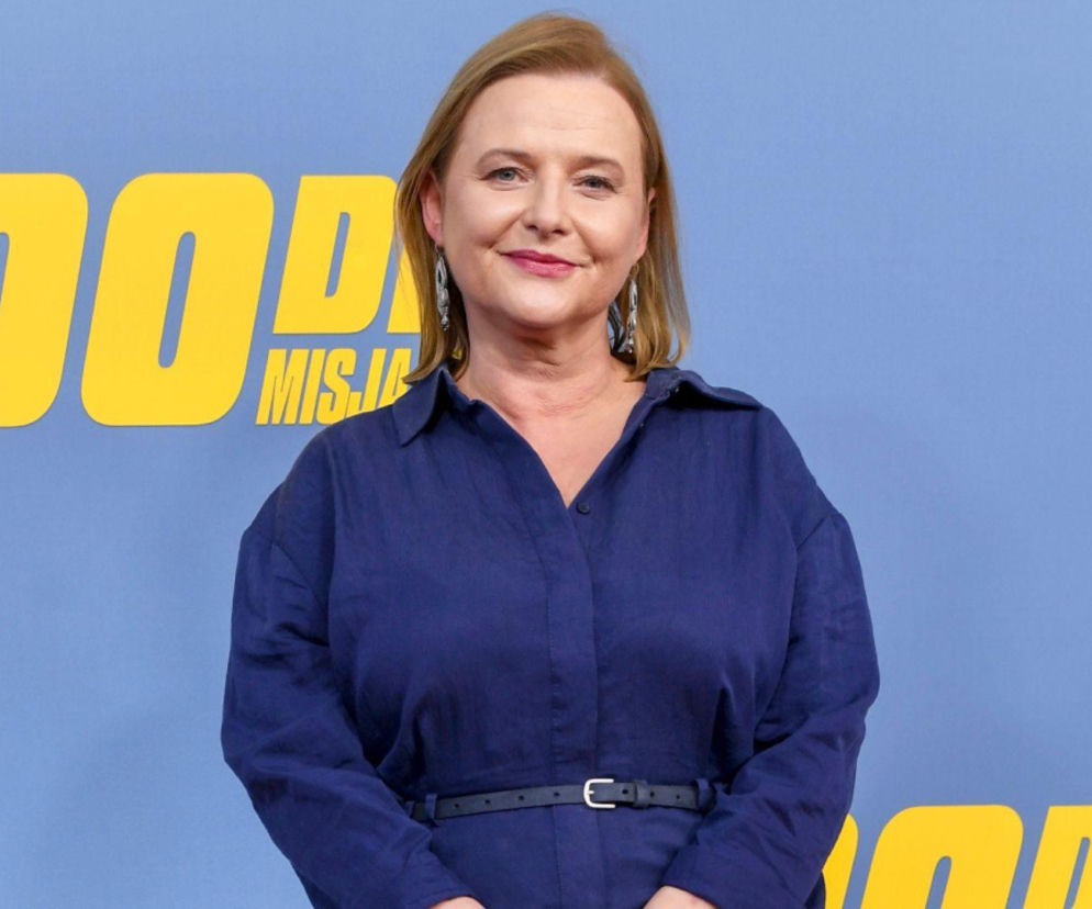 Uśmiechnięta aktorka Jowita Budnik w granatowej sukni na premierze filmu. O jej karierze po serialu przeczytasz na SE.