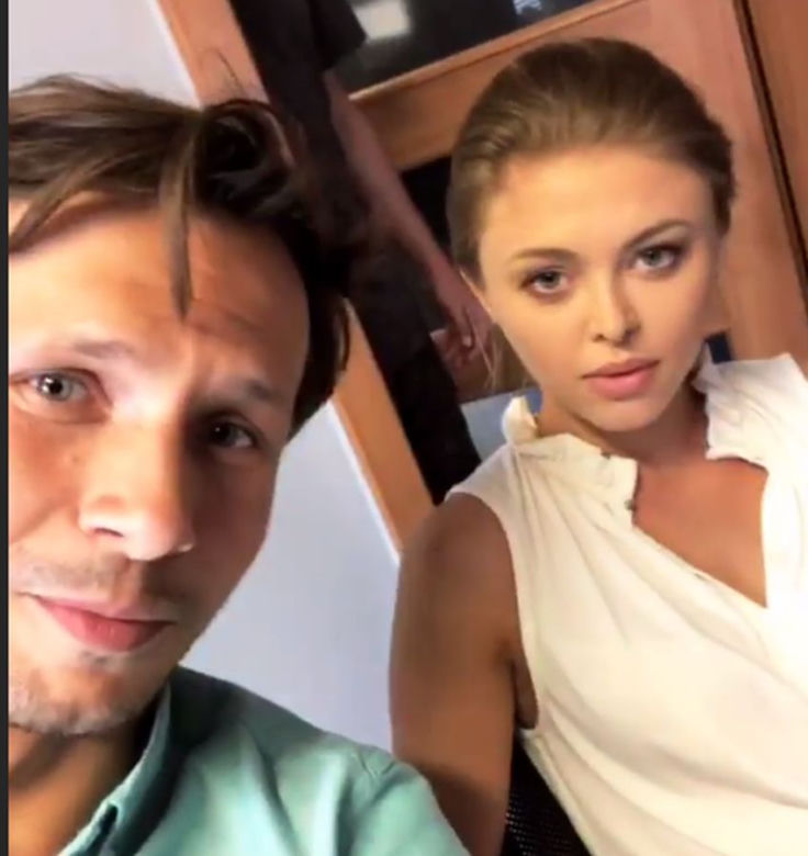 Pierwsza miłość. Jowita (Joanna Opozda) Radek (Mateusz Banasiuk) na planie