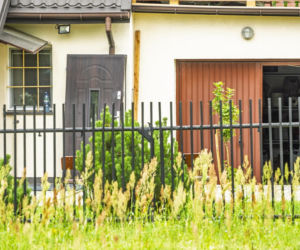 Ksiądz Mirosław porąbał siekierą i podpalił starego znajomego