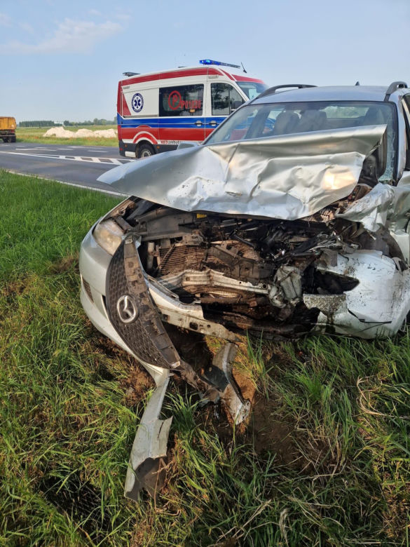 Wypadek niedaleko Gostynia. Kobieta zasnęła za kółkiem