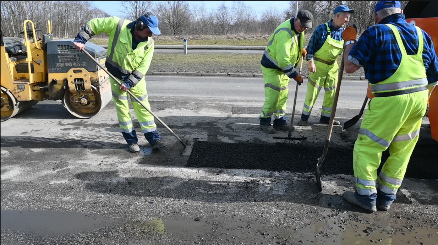 Drogowcy z Tarnowa ruszyli do łatania dziur w drogach. Gdzie zgłaszać uszkodzenia jezdni? 