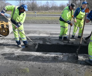 Drogowcy z Tarnowa ruszyli do łatania dziur w drogach. Gdzie zgłaszać uszkodzenia jezdni? 