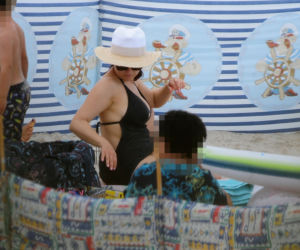 Kasia Cichopek z rodziną na plaży