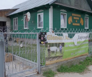 Rolnicy. Podlasie. Andrzej z Plutycz pokazał, jak teraz mieszka. W oczy rzuca się salon z telewizorem