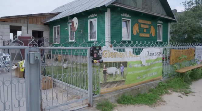 Rolnicy. Podlasie. Andrzej z Plutycz pokazał, jak teraz mieszka. W oczy rzuca się salon z telewizorem