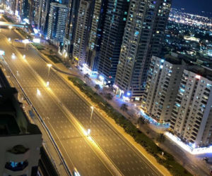 Opustoszała ulica Szari asz-Szajch Zajid – autostrada w Dubaju w Zjednoczonych Emiratach Arabskich 