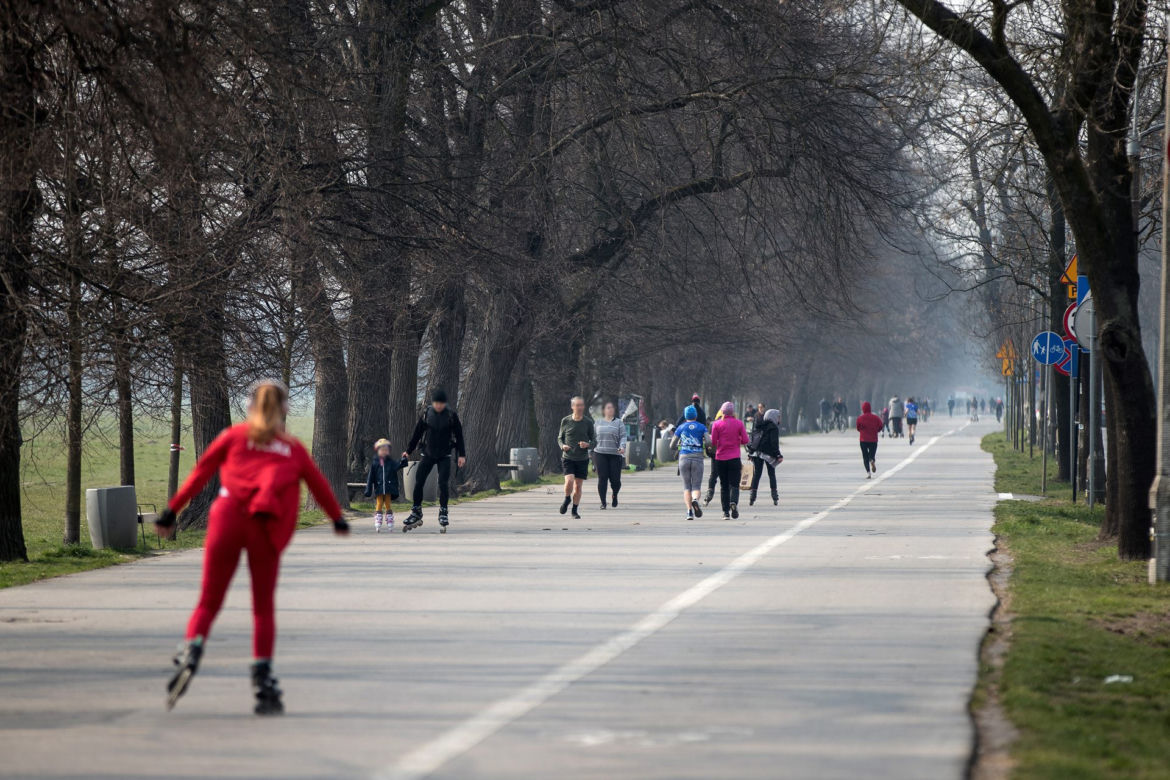 Pełne Błonia i tłumy spacerowiczów. Tak wygląda kwarantanna w Krakowie