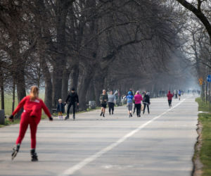 Pełne Błonia i tłumy spacerowiczów. Tak wygląda kwarantanna w Krakowie