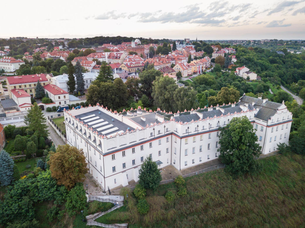 Jedna z najstarszych szkół w Polsce znajduje się w Świętokrzyskiem. Pierwotnie służyła jezuitom