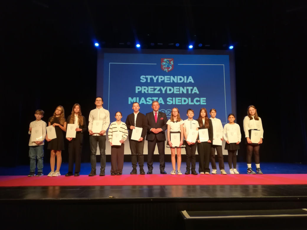 Stypendystom prezydent Andrzej Sitnik wręczył Listy Gratulacyjne