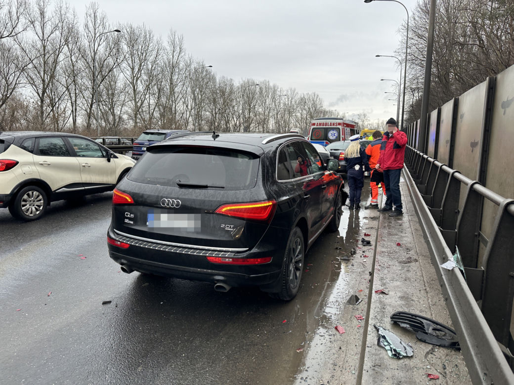 Katastrofa na Wisłostradzie! Samochodowe domino zakończyło się potrąceniem dwóch osób! 