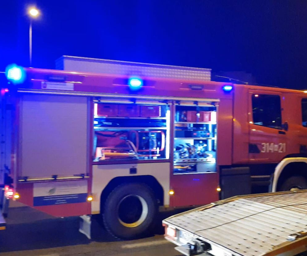 Niebezpieczne zdarznie przy ulicy Powsińskiej. Na miejscu ambulans i straż pożarna
