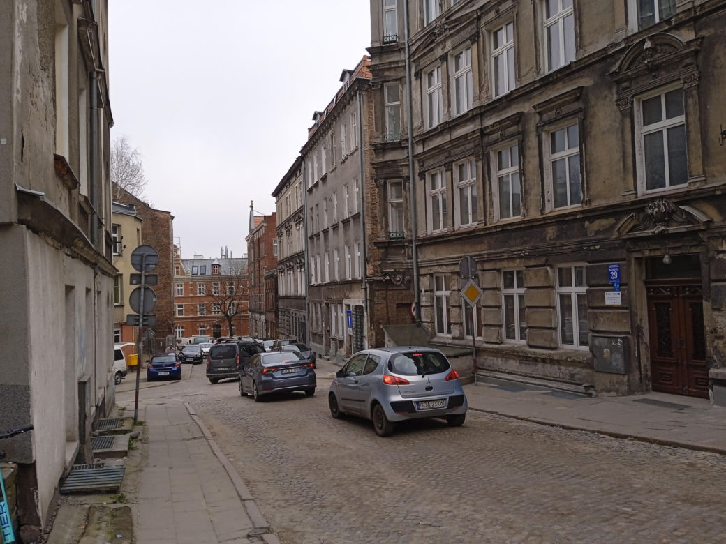 Tak zmieniła się Biskupia Górka. Zrewitalizowano kamienice. Zdjęcia przed i po 