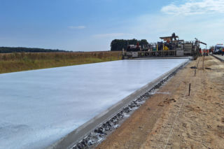 40 lat bez kolein i o 10 procent niższe spalanie. Beton wraca do łask?