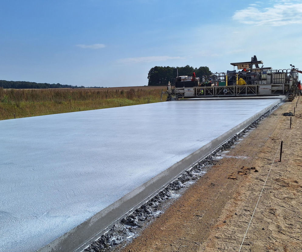 40 lat bez kolein i o 10 procent niższe spalanie. Beton wraca do łask?