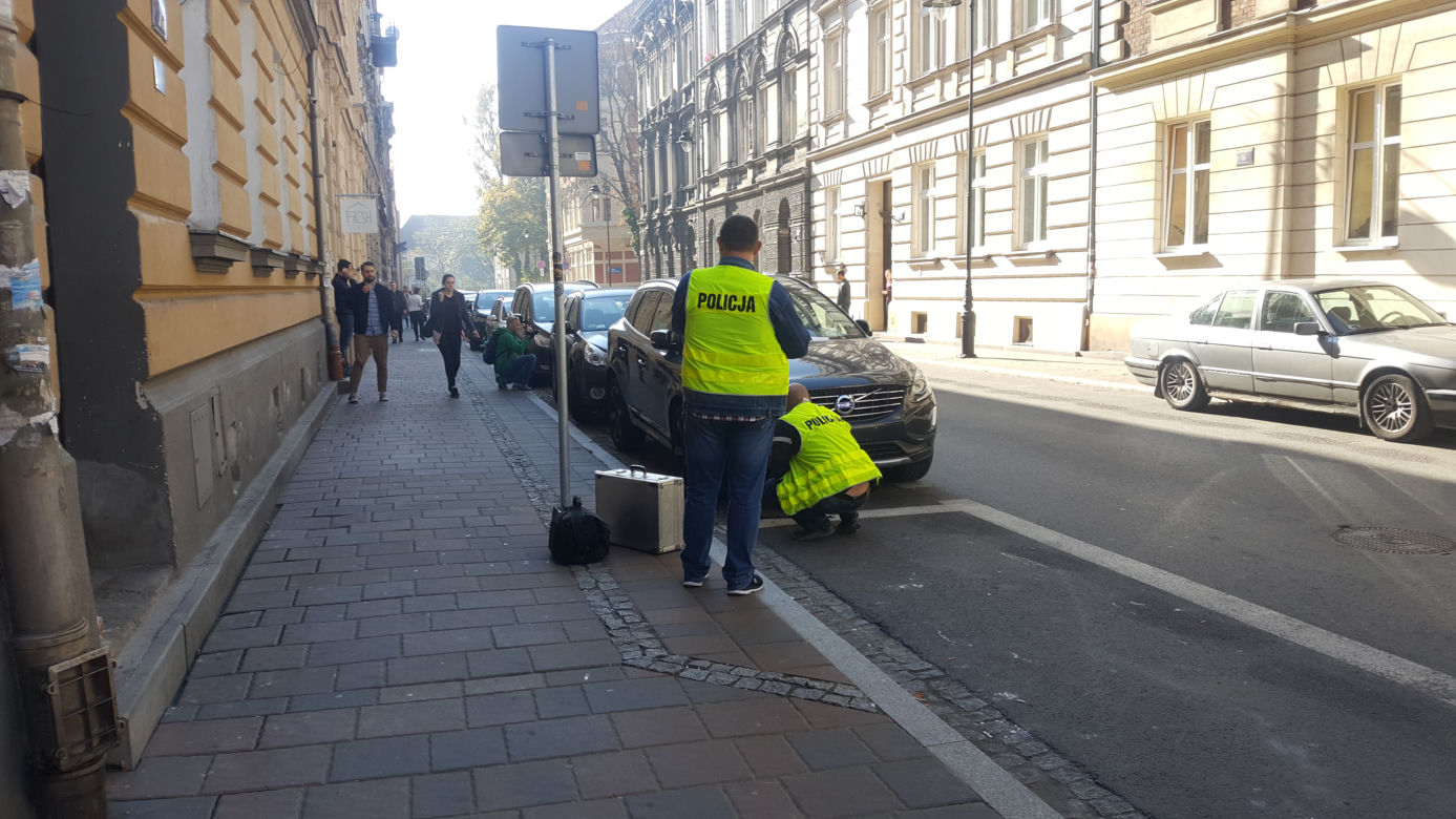 Kraków: Wandal uszkodził około 40 samochodów na ulicy Kopernika oraz Radziwiłłowskiej [ZDJĘCIA]