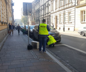 Kraków: Wandal uszkodził około 40 samochodów na ulicy Kopernika oraz Radziwiłłowskiej [ZDJĘCIA]