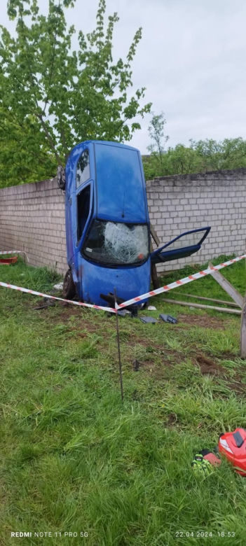 Wypadek w Miłostowie. Auto uderzyło w barierę i budynek