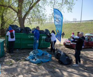 Ponad 2 tony śmieci wyzbierane z brzegów Narwi! Operacja Czysta Rzeka w Łomży za nami