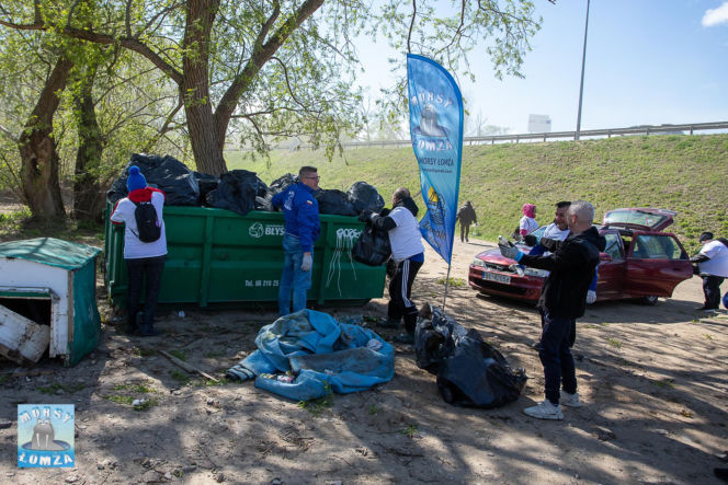 Ponad 2 tony śmieci wyzbierane z brzegów Narwi! Operacja Czysta Rzeka w Łomży za nami