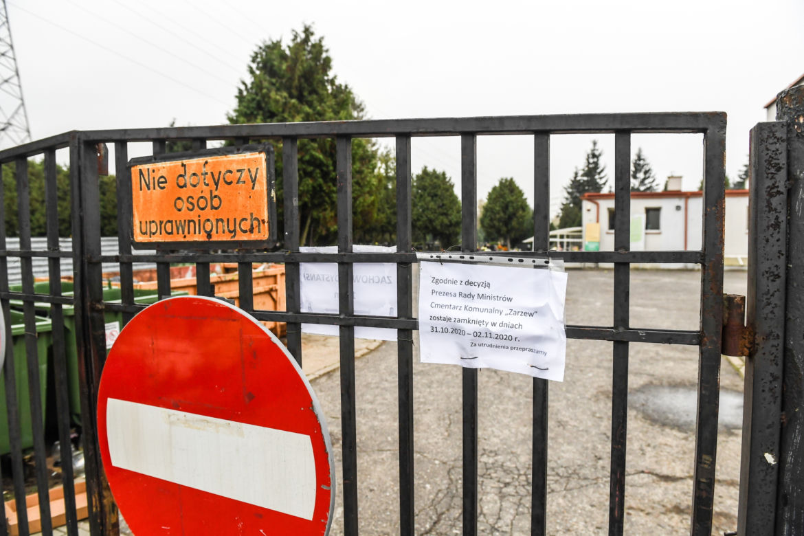 Cmentarze 1 listopada zamknięte dla niezaszczepionych. Kontrowersyjna rada eksperta. Rząd już podjął decyzję!