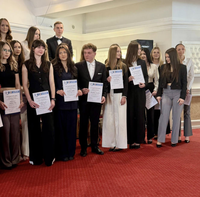 Zakończenie roku szkolnego maturzystów II LO w Starachowicach. Wyjątkowa uroczystość w obiektywie