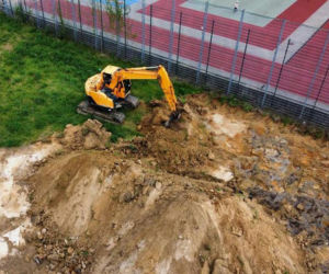 Mieszkańcy doczekają się pierwszego pełnowymiarowego boiska do piłki nożnej. Prace idą pełna parą