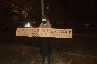 Wrocław: TŁUMY protestujących na Ostrowie Tumskim! Policjanci mają kaski [ZDJĘCIA]