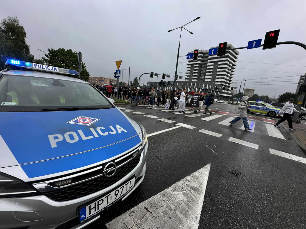 Setki osób upamiętniły Oliwiera. 20-latek zmarł po interwencji policji. "Zabili go jak zwierzę"
