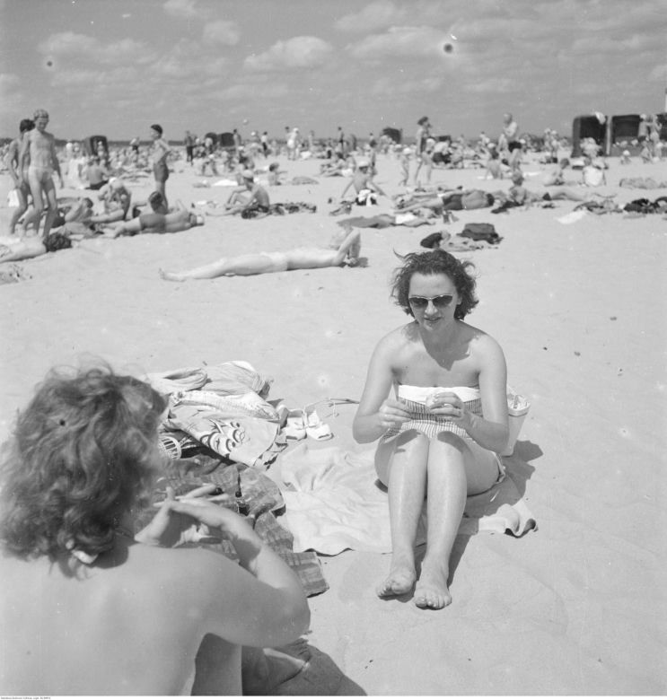 Plaża nad Bałtykiem w latach 50. XX wieku