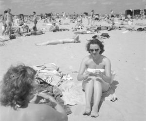 Plaża nad Bałtykiem w latach 50. XX wieku