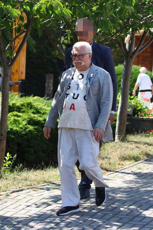 Lech Wałęsa wyszedł ze szpitala. Swoje kroki skierował do kościoła