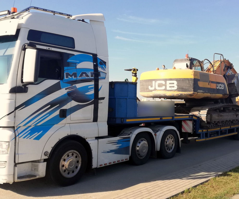 Uszkodzona guma i nienormatywny transport. Przewóz bez uprawnień mógł zakończyć się dramatem