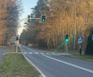 Na Nowym Świecie koło Leszna zamontowano sygnalizację świetlną. Kiedyś doszło tu do tragedii