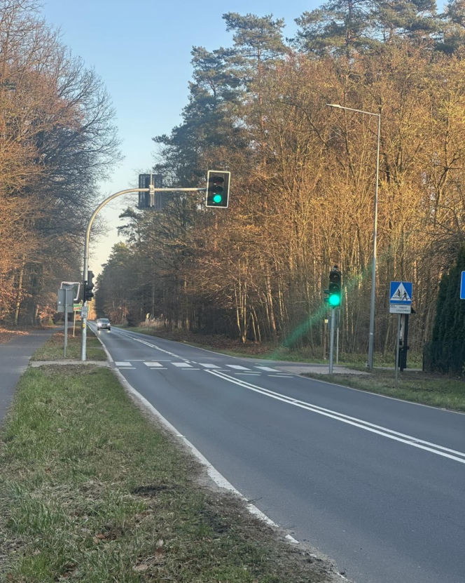Na Nowym Świecie koło Leszna zamontowano sygnalizację świetlną. Kiedyś doszło tu do tragedii
