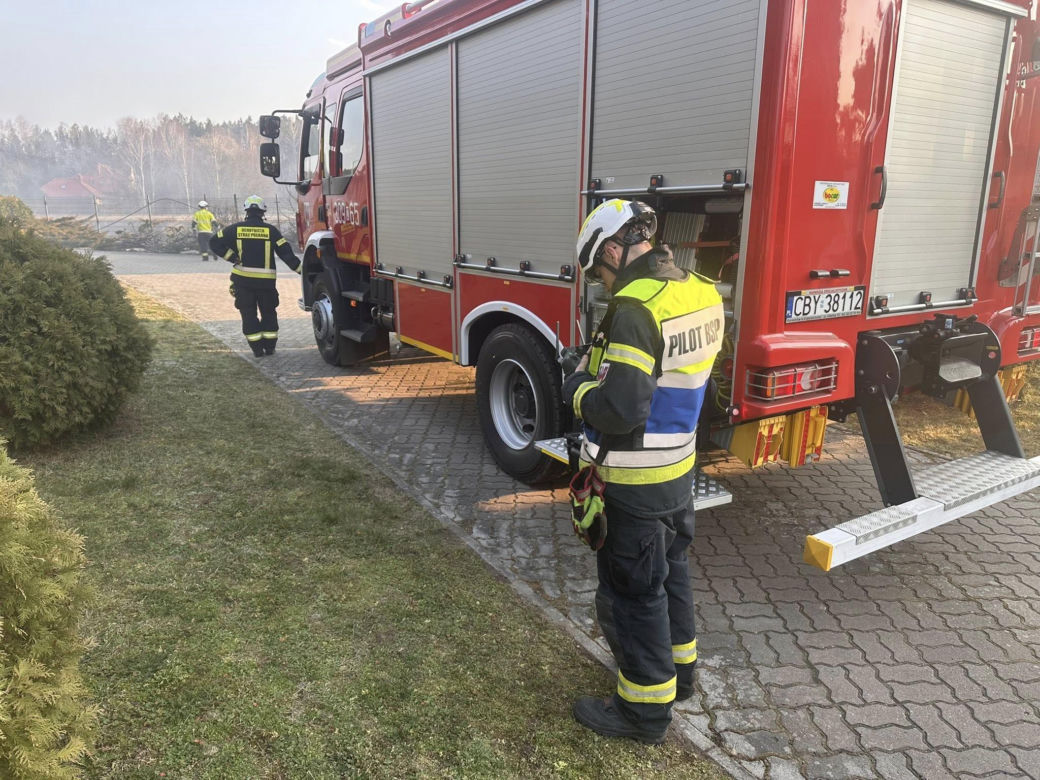 Spadła linia wysokiego napięcia. Ogień podchodził pod domy, ludzie ruszyli do gaszenia jeszcze przed strażakami