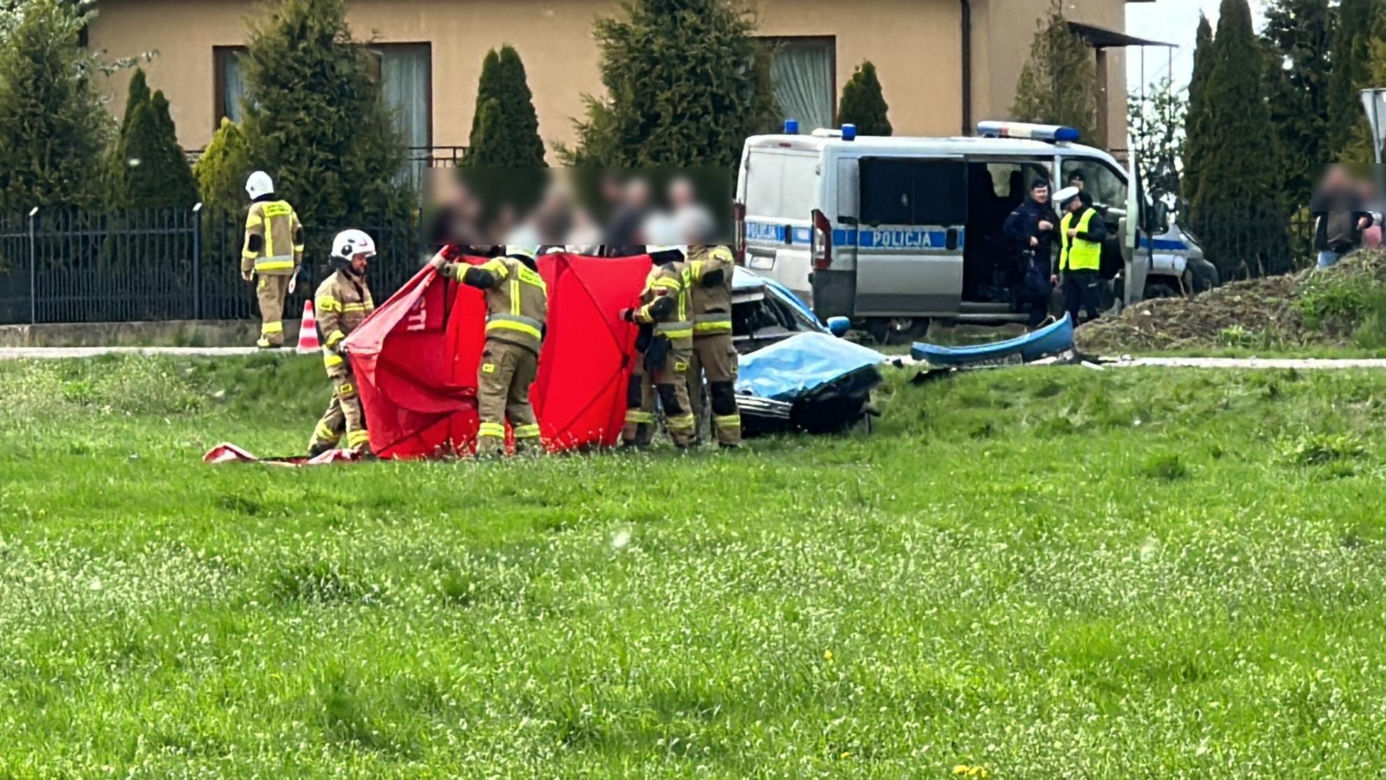 Śmiertelny wypadek pod Płockiem. Jedna osoba nie żyje i wielu rannych. 13-latka walczy o życie