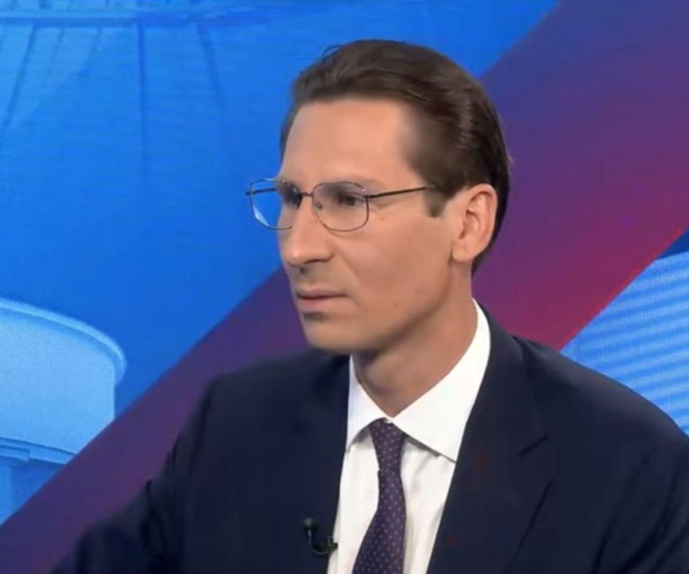 Kacper Płażyński w studiu nagraniowym. O jego komentarzu w sprawie PiS przeczytasz na VOX FM.