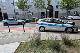 Radiowóz wjechał w elektryka. Niecodzienna kraksa w centrum Warszawy