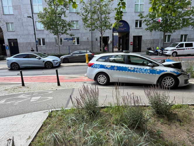 Radiowóz wjechał w elektryka. Niecodzienna kraksa w centrum Warszawy