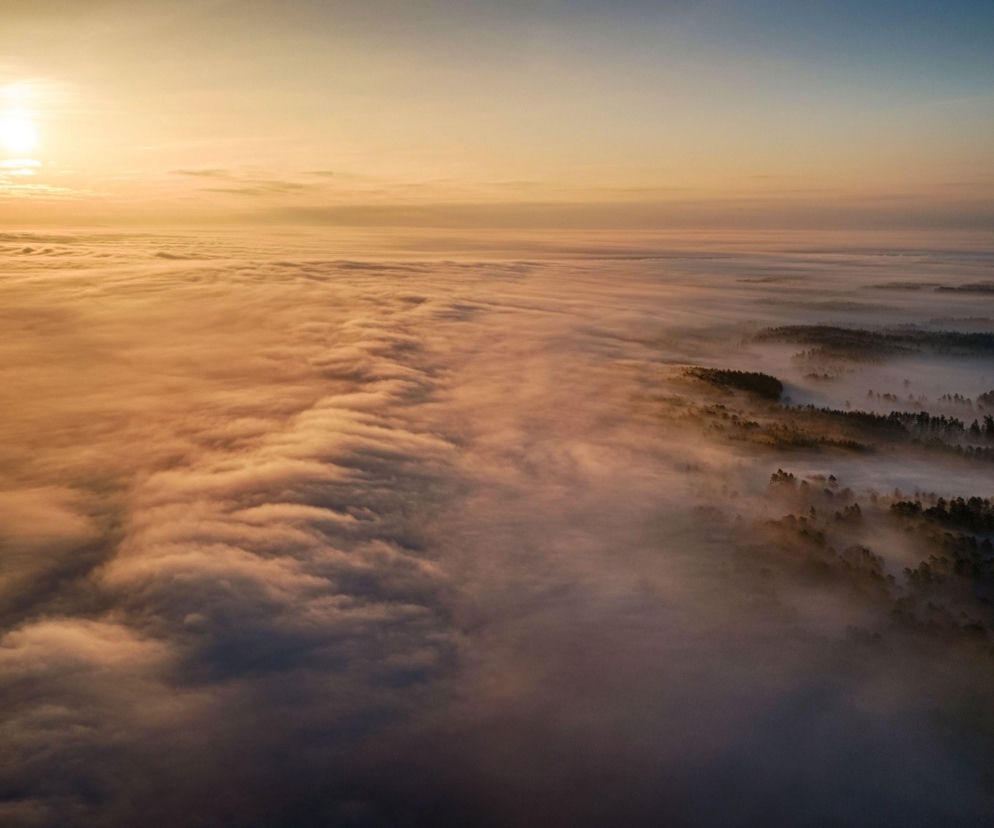 Wow! Ogromna mgła przykryła mazurskie miasteczko. Zobacz niesamowite fotografie