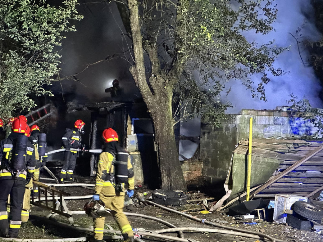 Potężny pożar na Woli w Warszawie. Cały budynek w ogniu. Przerażający widok