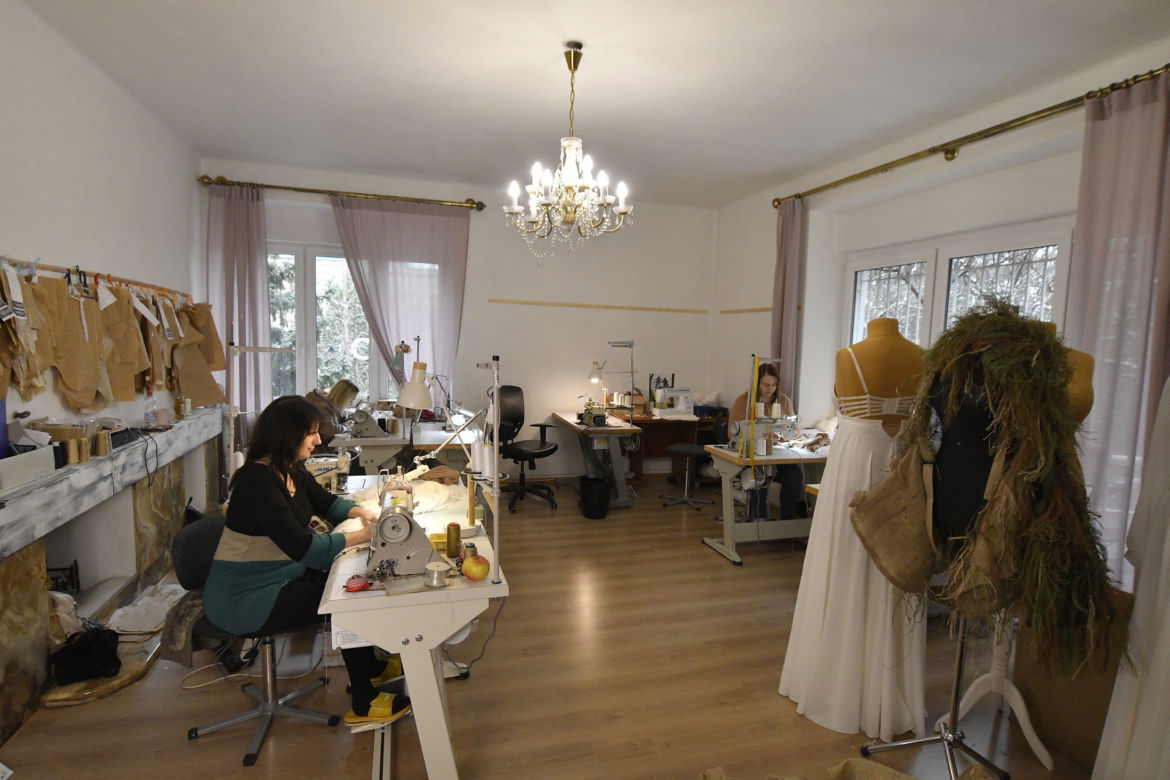 Szyją wojskowe kamizelki zamiast sukni ślubnych. Pracownia Marty Trojanowskiej pomaga żołnierzom na Ukrainie