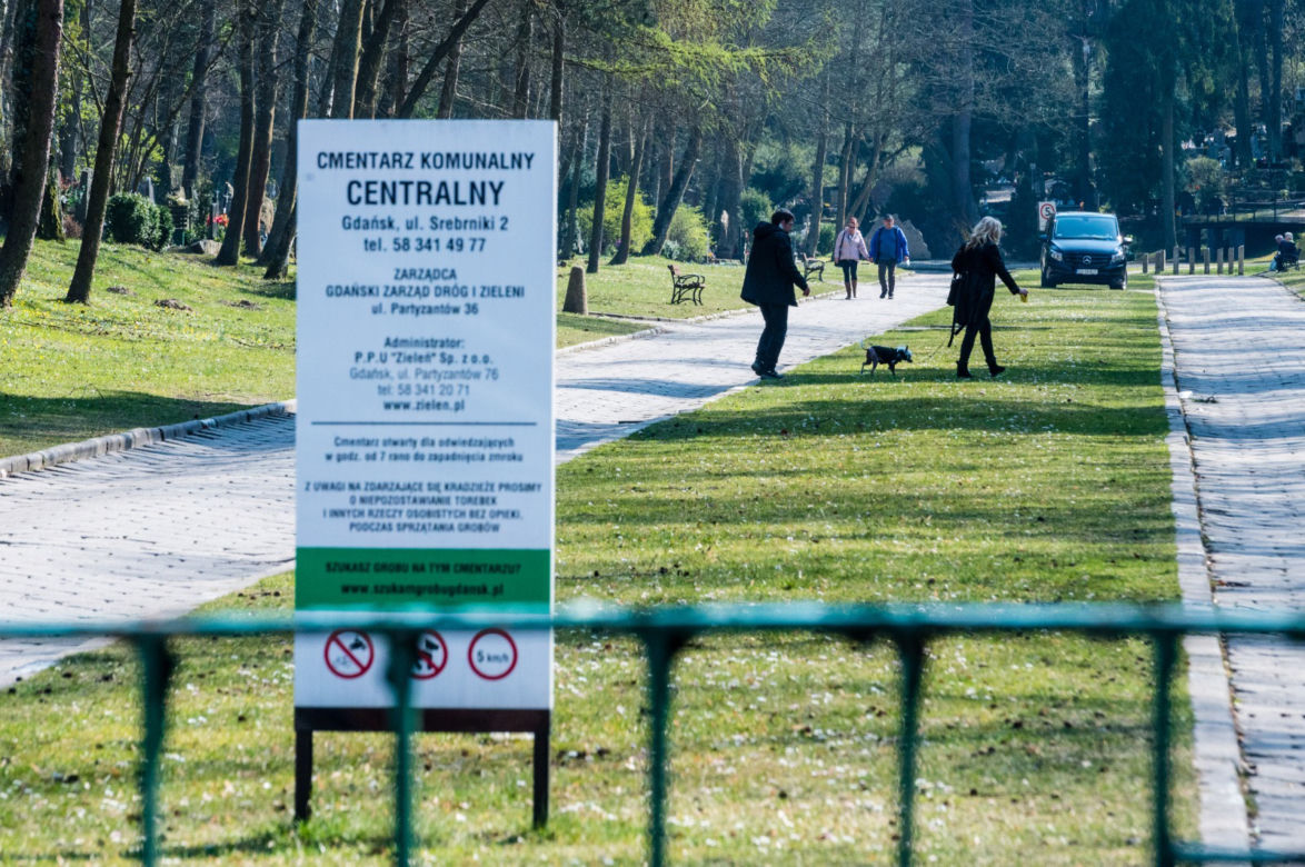 Koronawirus w Trójmieście. Zamiast po parku, plaży czy lesie ludzie spacerują po cmentarzach